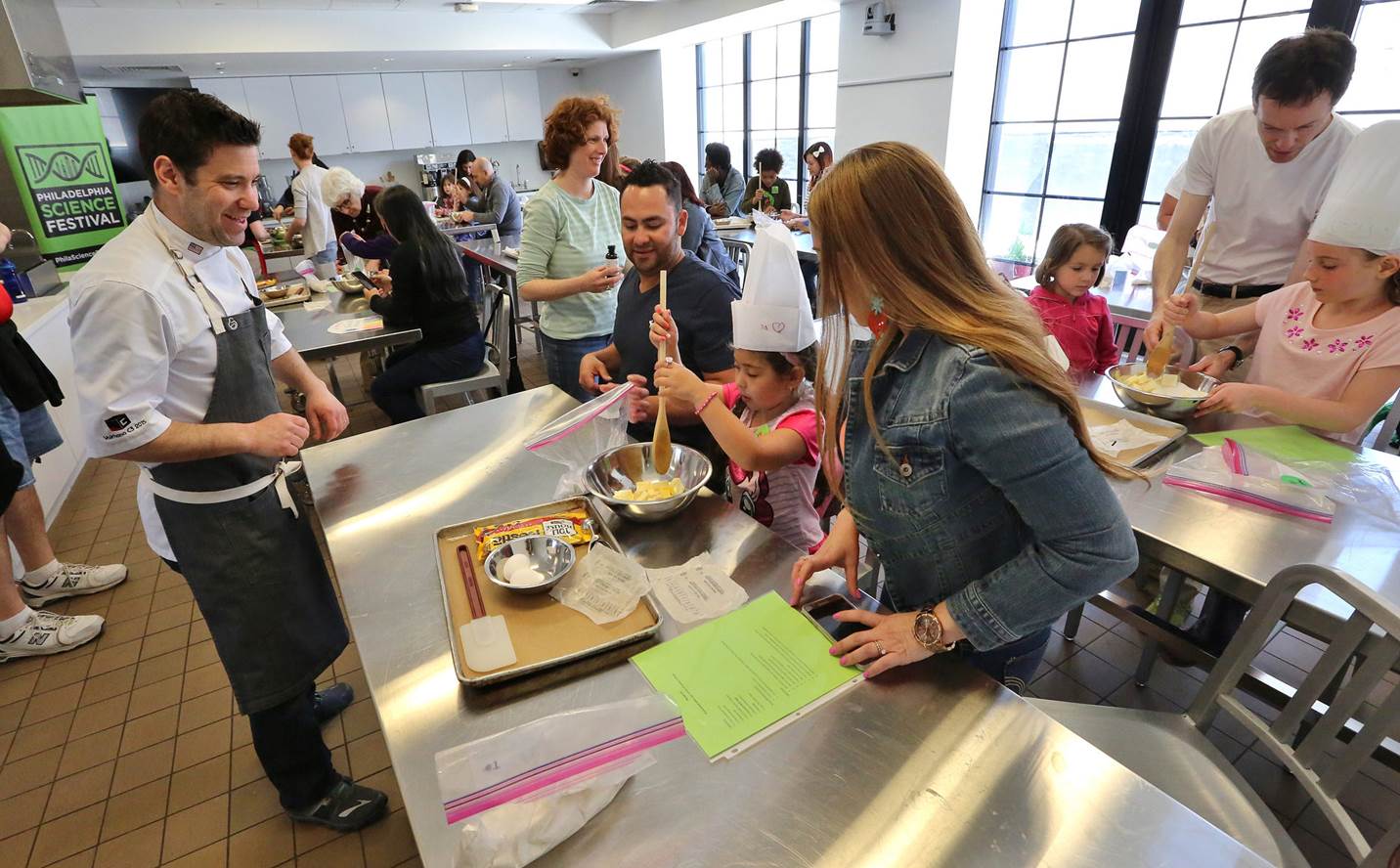 Image of families baking at the Free Library of Philadelphia.