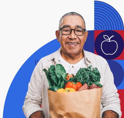 رجل يحمل كيسًا ورقيًا مليئًا بالخضروات.