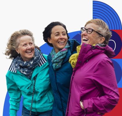 Tres mujeres adultas mayores se ríen juntas.