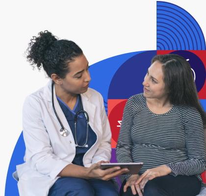 Una profesional de la salud conversa con una paciente.