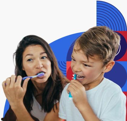 Una mujer y un niño se cepillan los dientes.