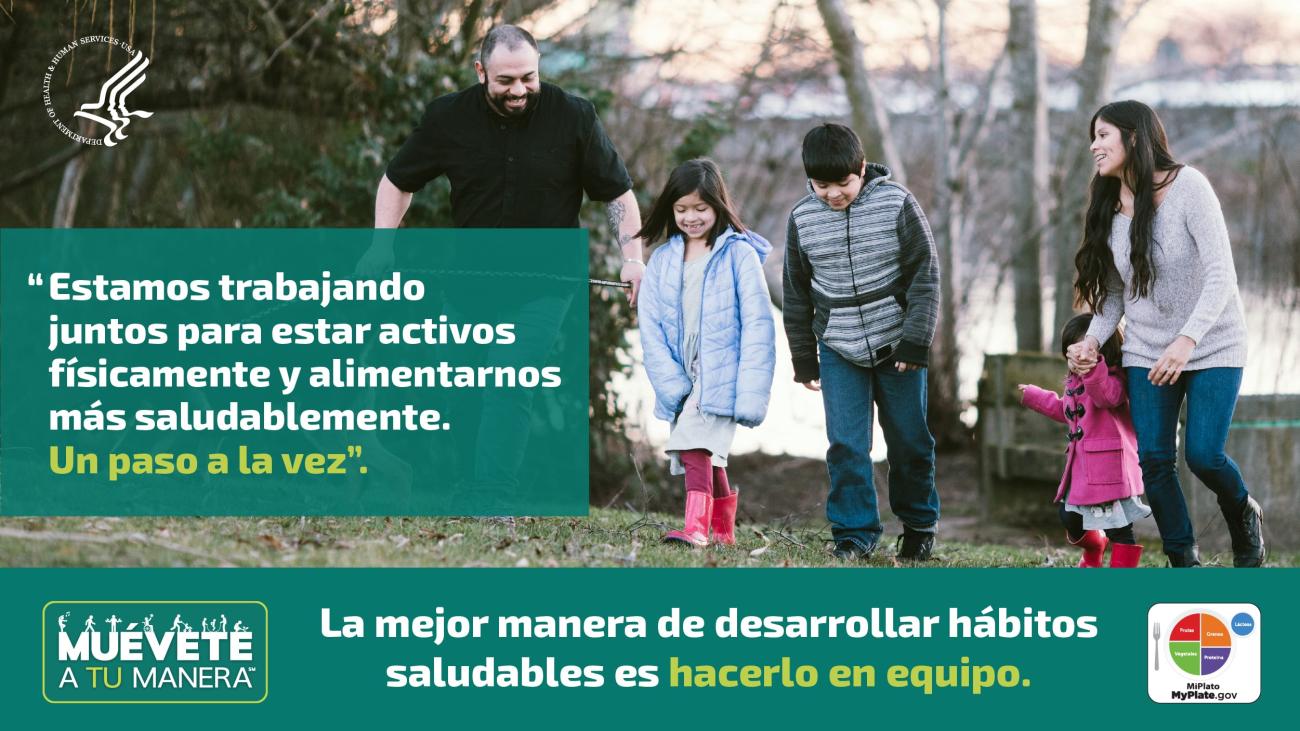 Una familia caminando en un parque junto a una cita: "Estamos trabajando juntos para estar activos físicamente y alimentarnos más saludablemente. Un paso a la vez".